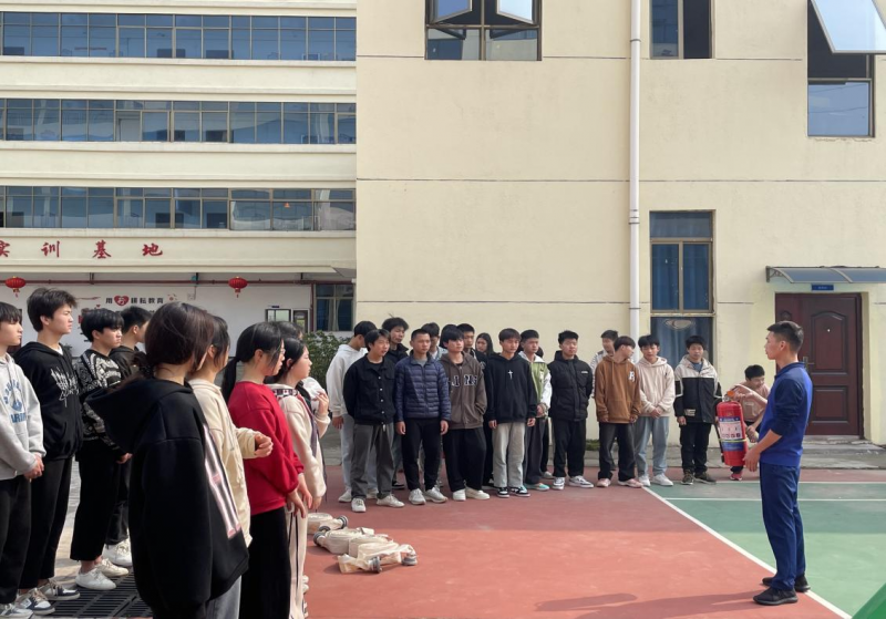 學(xué)?！耙痪鶈T”消防安全演練活動
